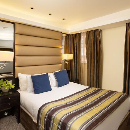 Park Grand Mayfair Londen Buitenkant foto A bedroom at the hotel
