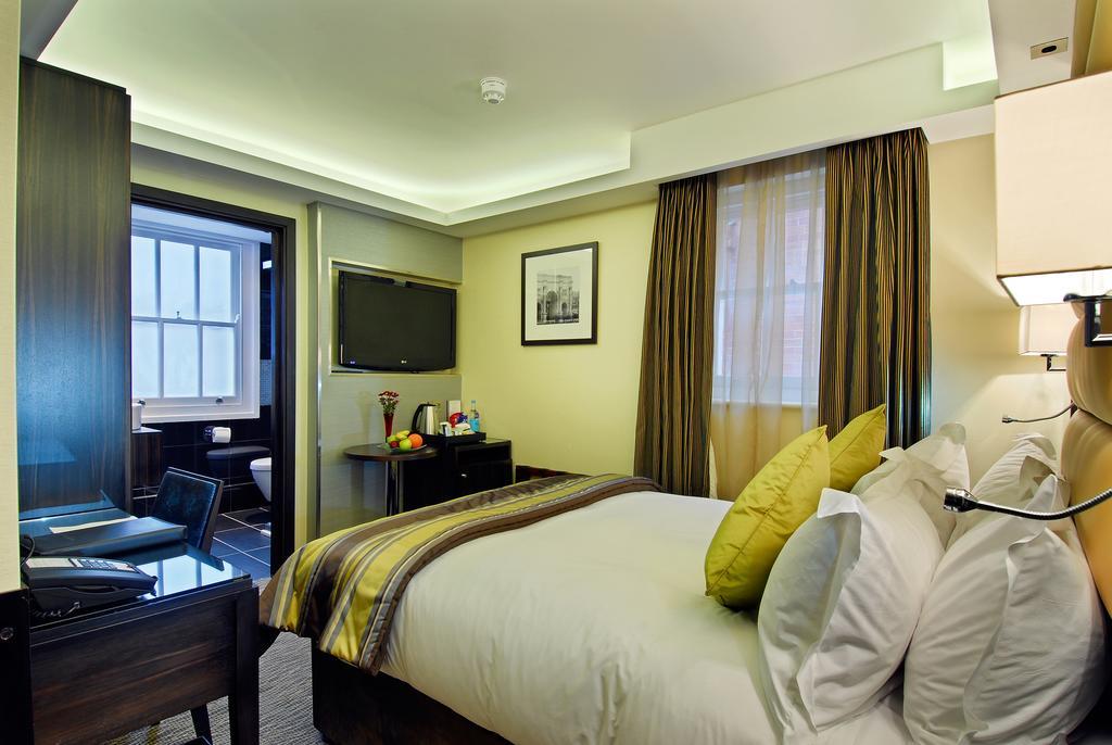 Park Grand Mayfair Londen Buitenkant foto A room at the hotel