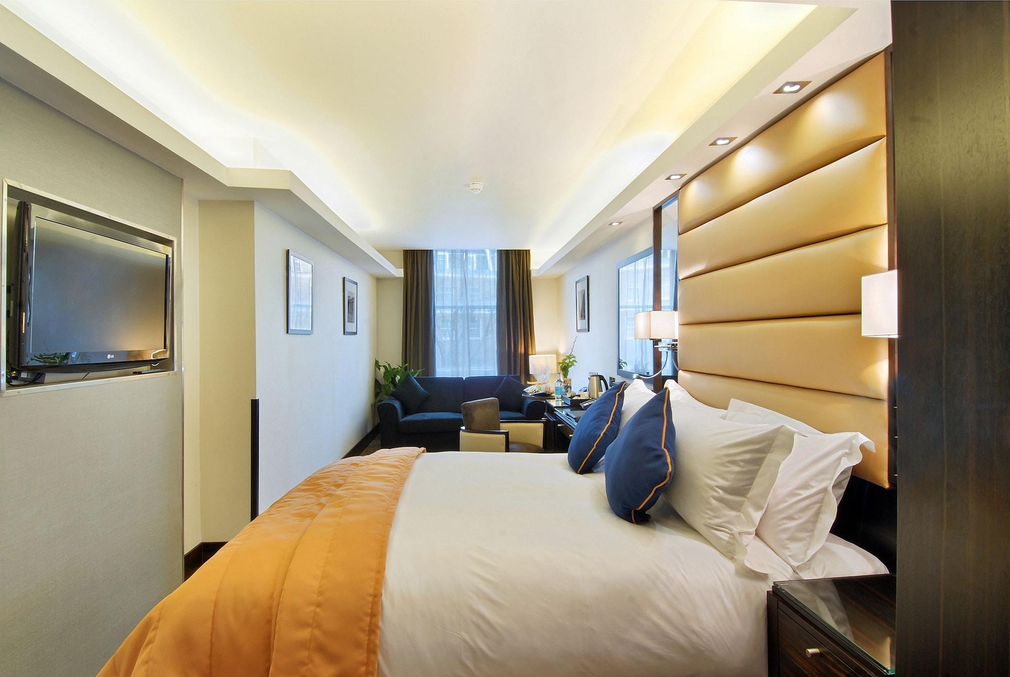Park Grand Mayfair Londen Buitenkant foto A bedroom at the hotel
