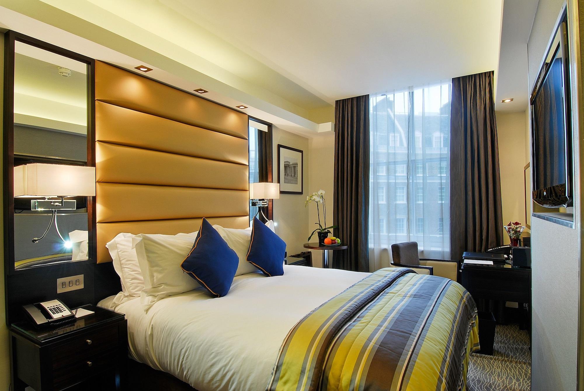 Park Grand Mayfair Londen Buitenkant foto A bedroom at the hotel