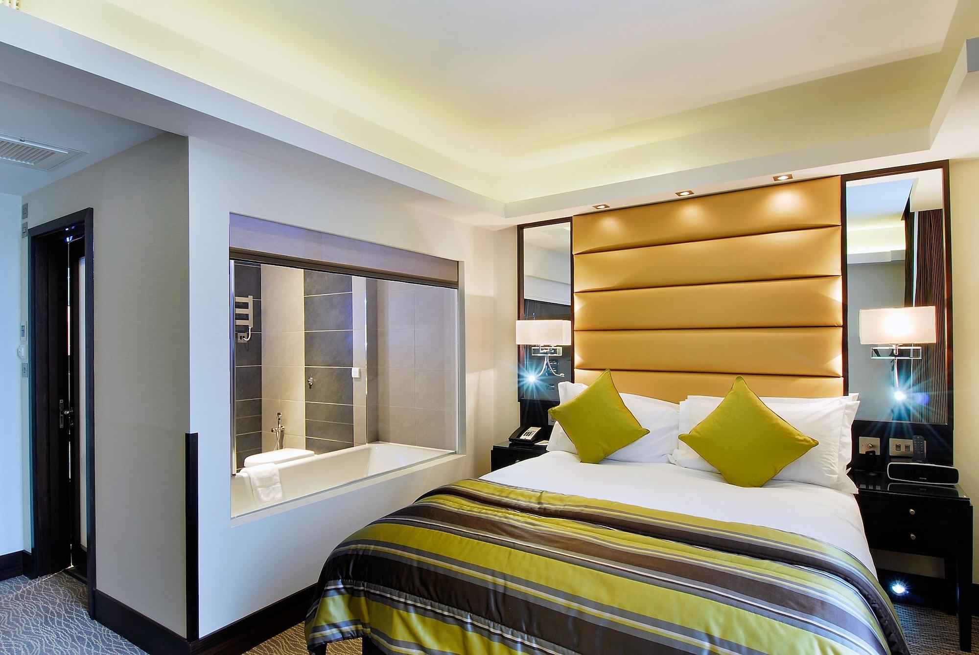 Park Grand Mayfair Londen Buitenkant foto A bedroom at the Hilton London Paddington