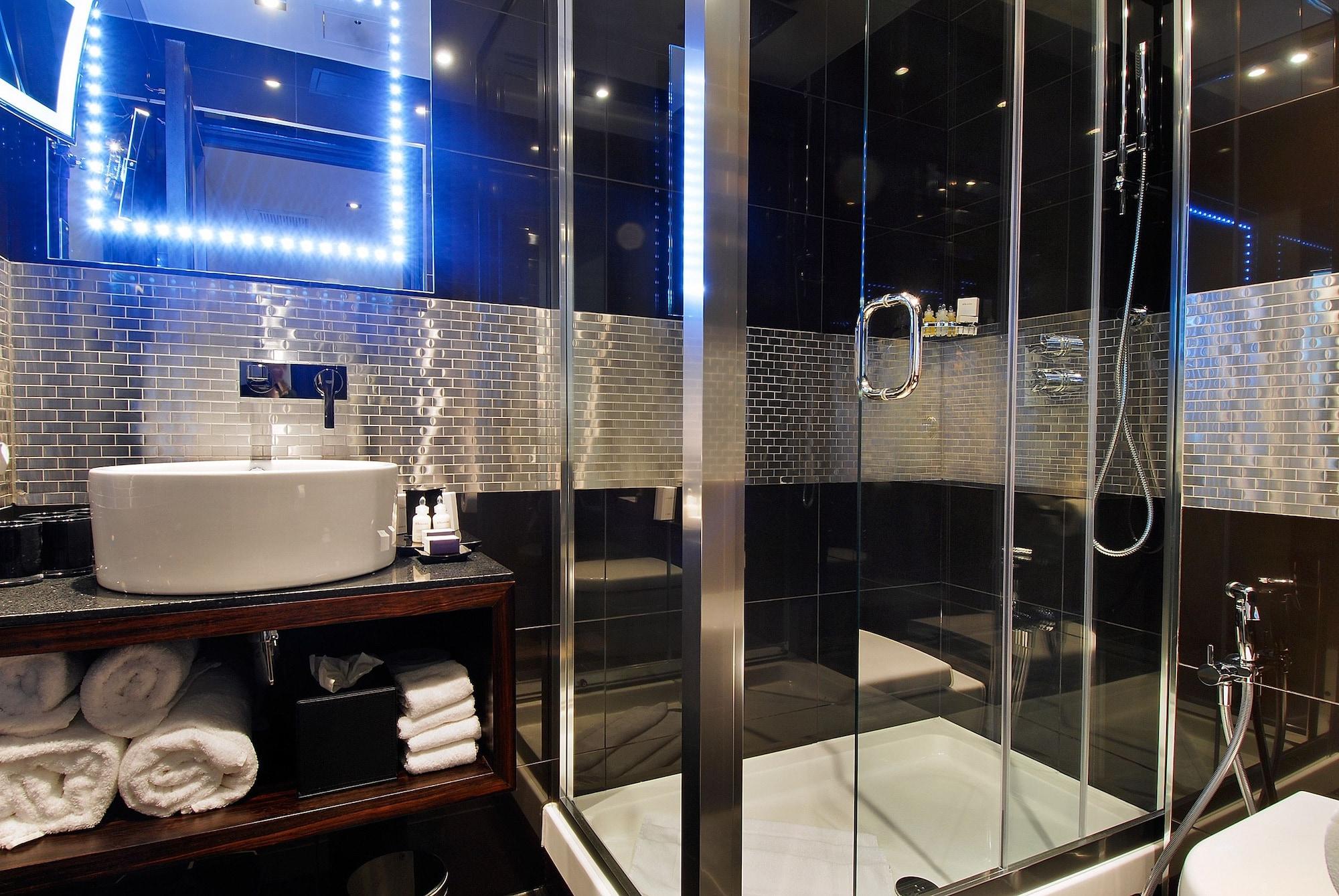 Park Grand Mayfair Londen Buitenkant foto A shower cubicle
