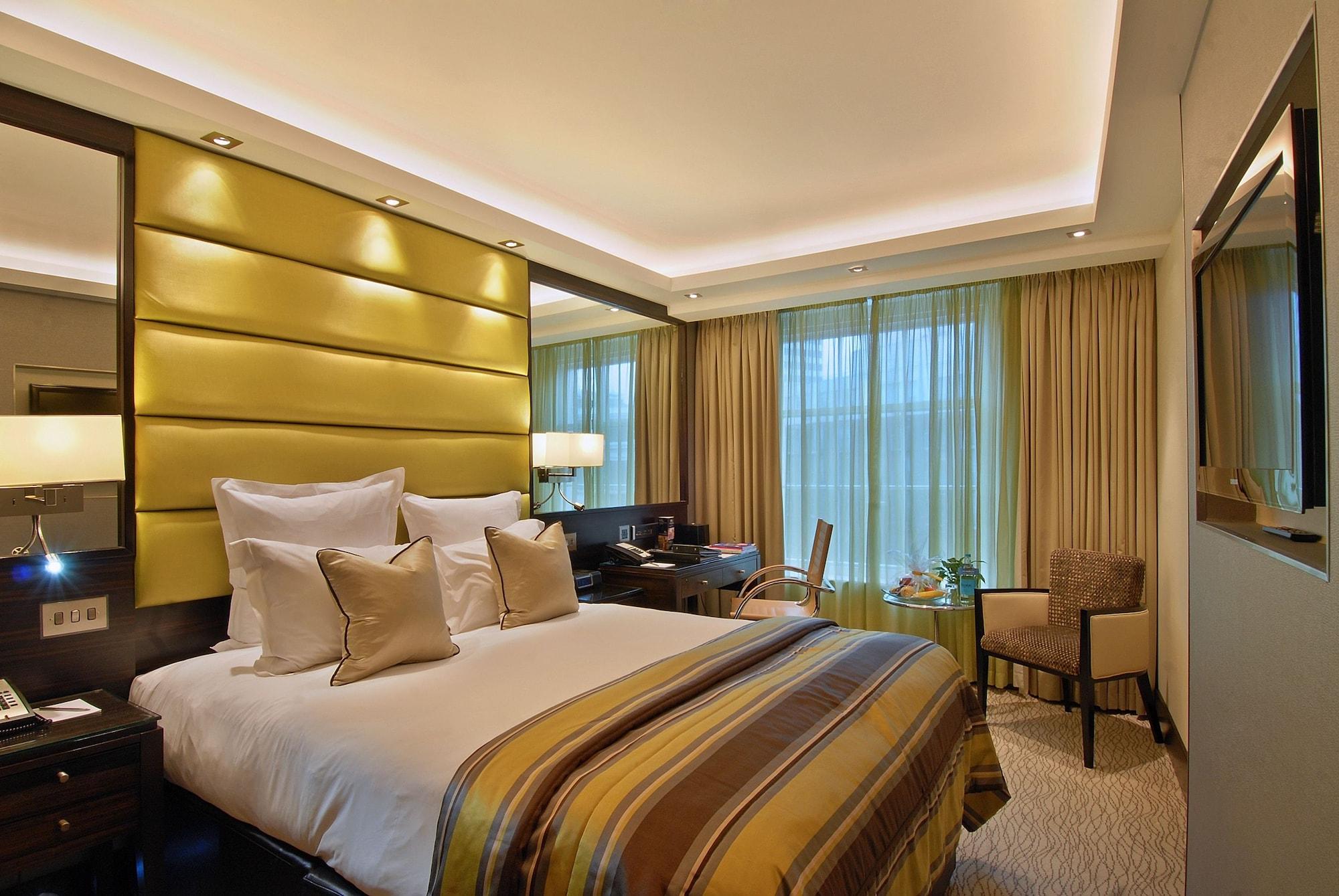 Park Grand Mayfair Londen Buitenkant foto A bedroom at the InterContinental London The O2