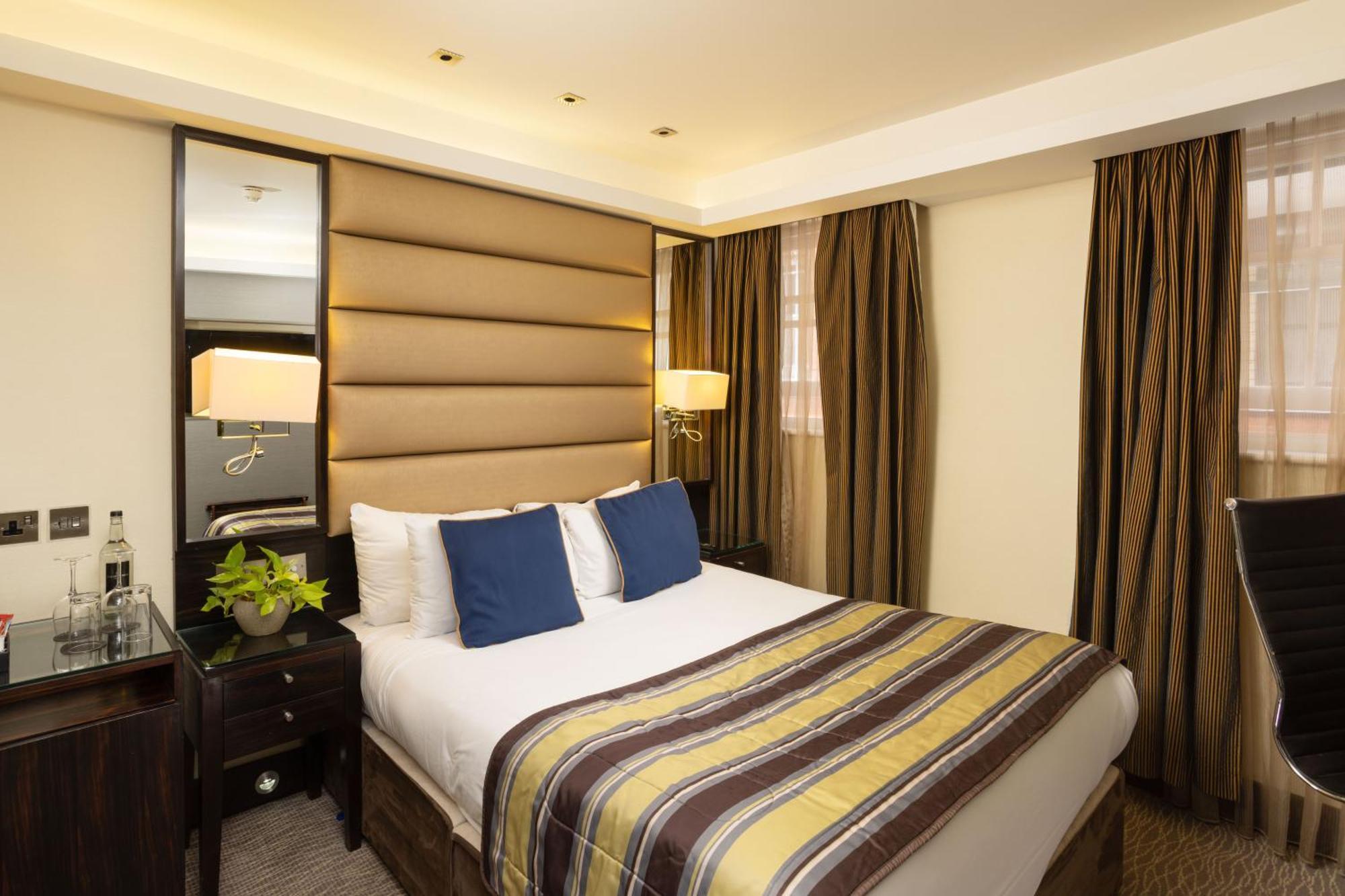 Park Grand Mayfair Londen Buitenkant foto A bedroom at the hotel