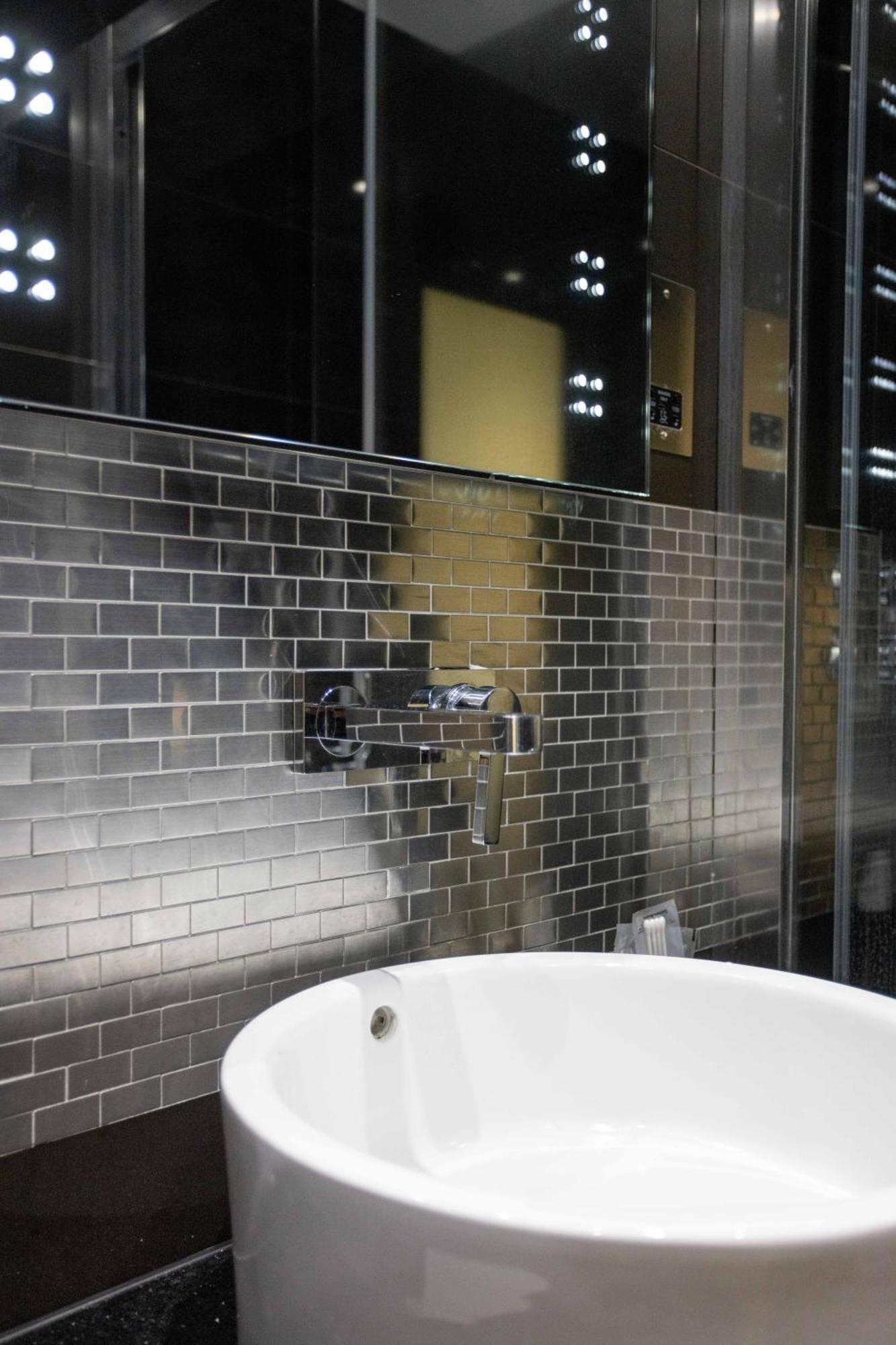 Park Grand Mayfair Londen Buitenkant foto Subway tiles in a shower