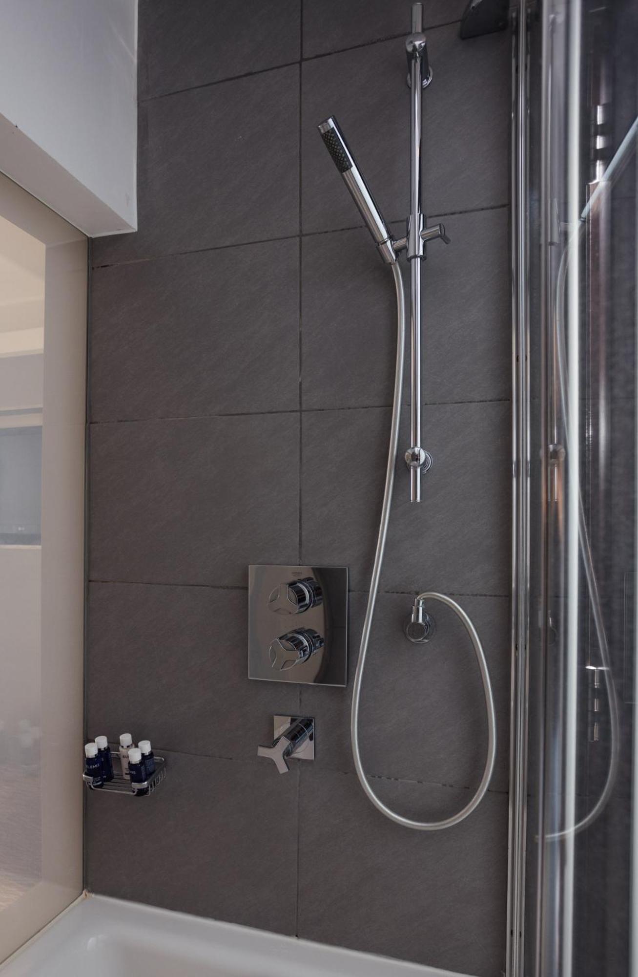 Park Grand Mayfair Londen Buitenkant foto A shower valve