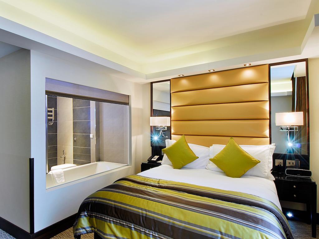 Park Grand Mayfair Londen Buitenkant foto A bedroom at the Hilton London West End