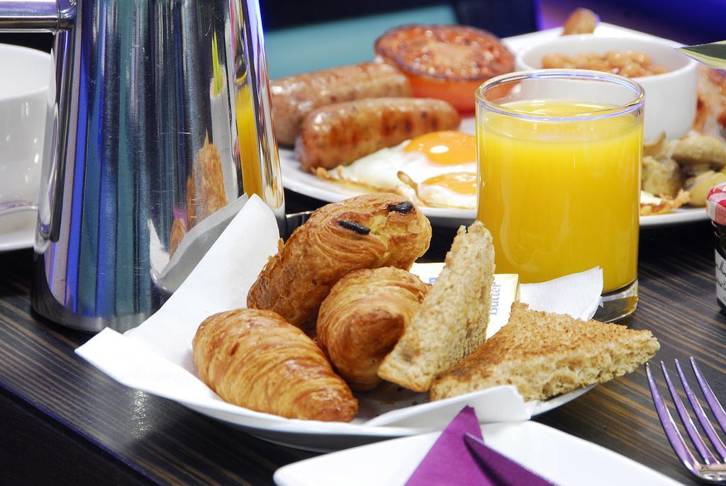 Park Grand Mayfair Londen Buitenkant foto A continental breakfast