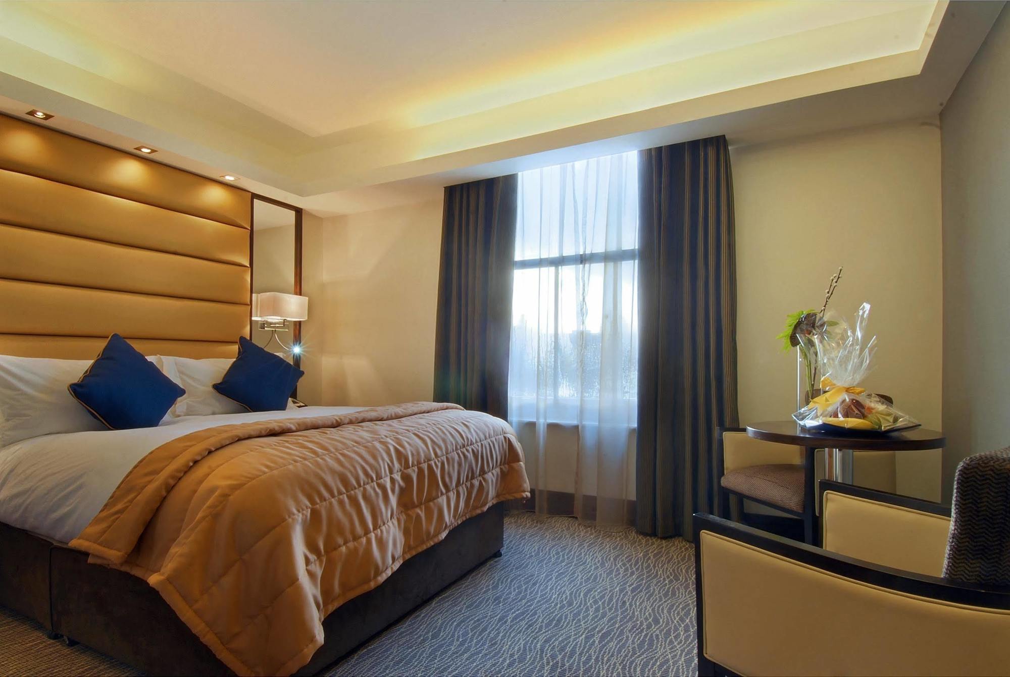Park Grand Mayfair Londen Buitenkant foto A bedroom at the hotel