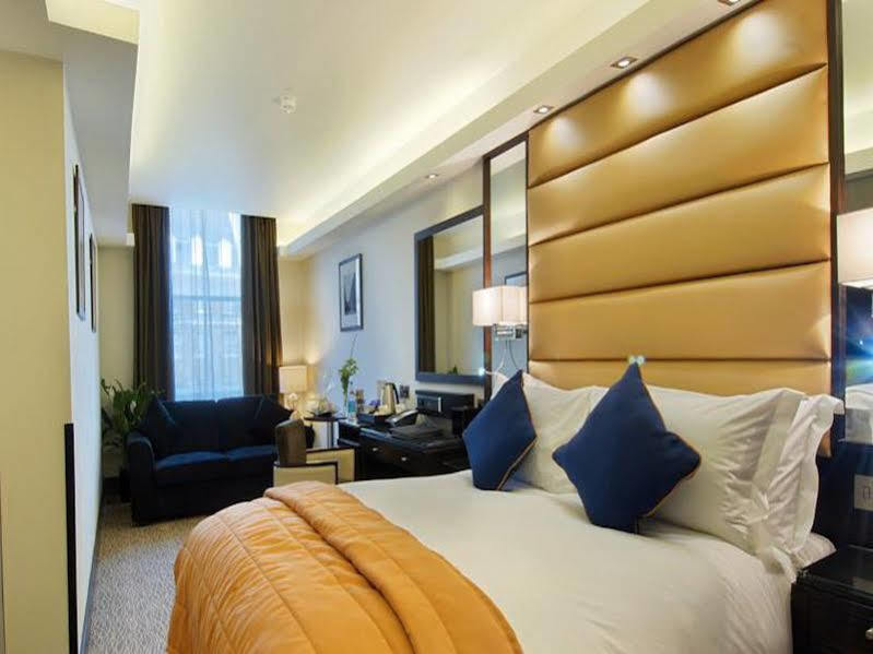 Park Grand Mayfair Londen Buitenkant foto A bedroom at the hotel