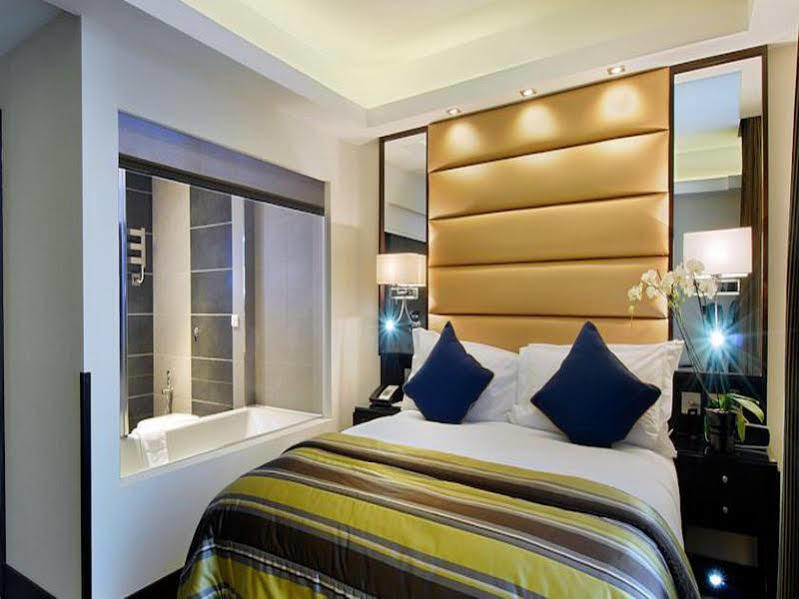 Park Grand Mayfair Londen Buitenkant foto A bedroom at the hotel