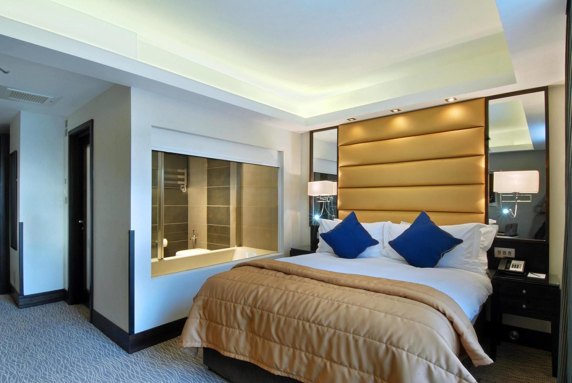 Park Grand Mayfair Londen Buitenkant foto A bedroom at the hotel