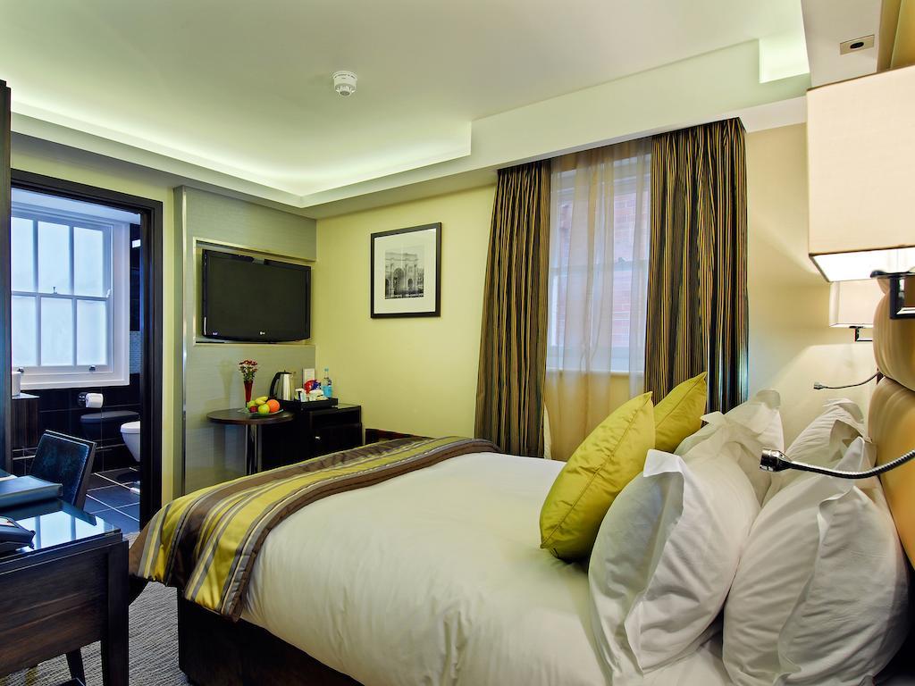 Park Grand Mayfair Londen Buitenkant foto A bedroom at the hotel