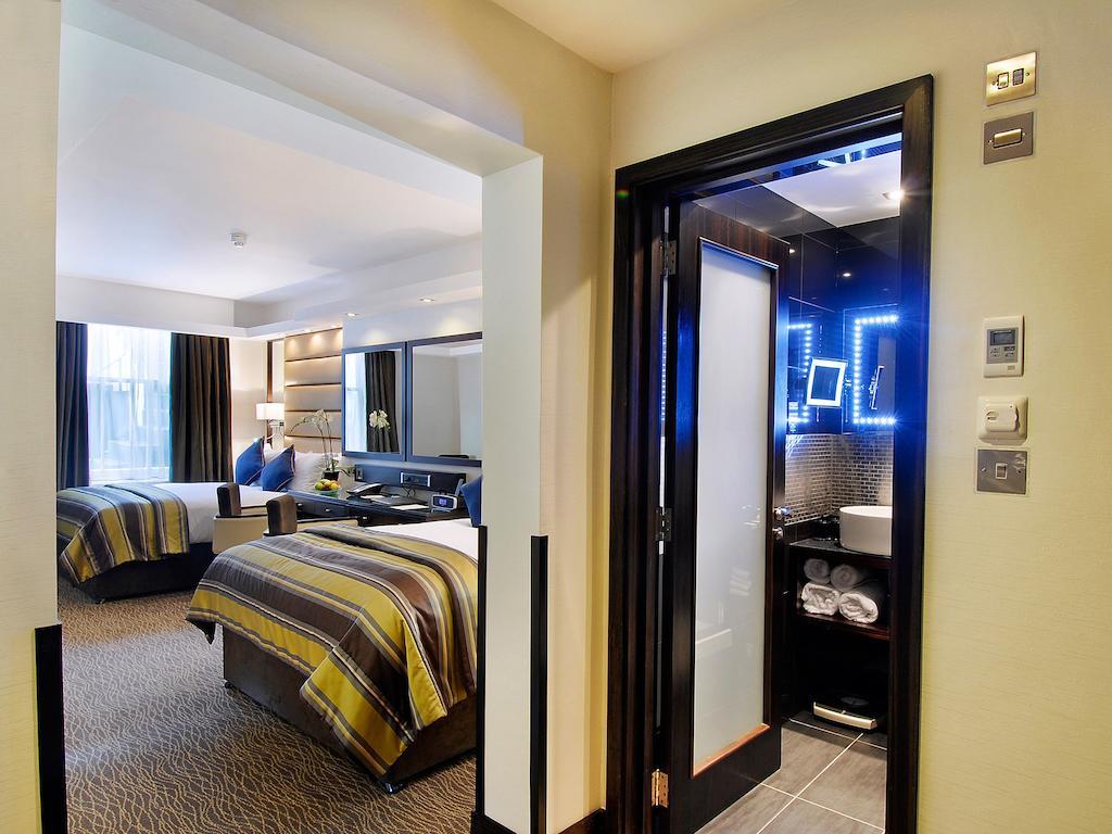 Park Grand Mayfair Londen Buitenkant foto A room at the Hilton London West End