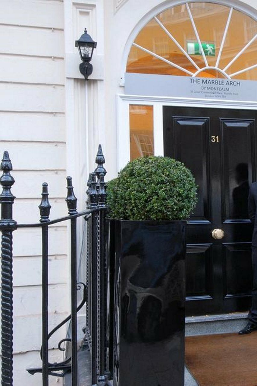 Park Grand Mayfair Londen Buitenkant foto The door of 31 Savile Row, the home of the Beatles