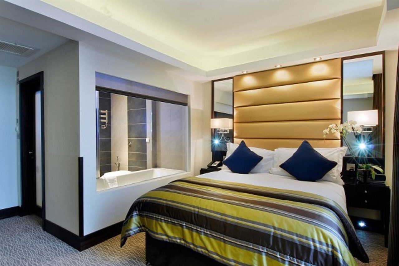 Park Grand Mayfair Londen Buitenkant foto A bedroom at the InterContinental London The O2