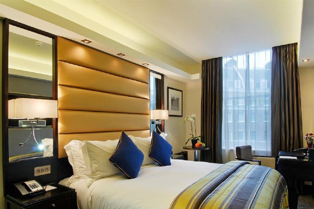 Park Grand Mayfair Londen Buitenkant foto A bedroom at the hotel