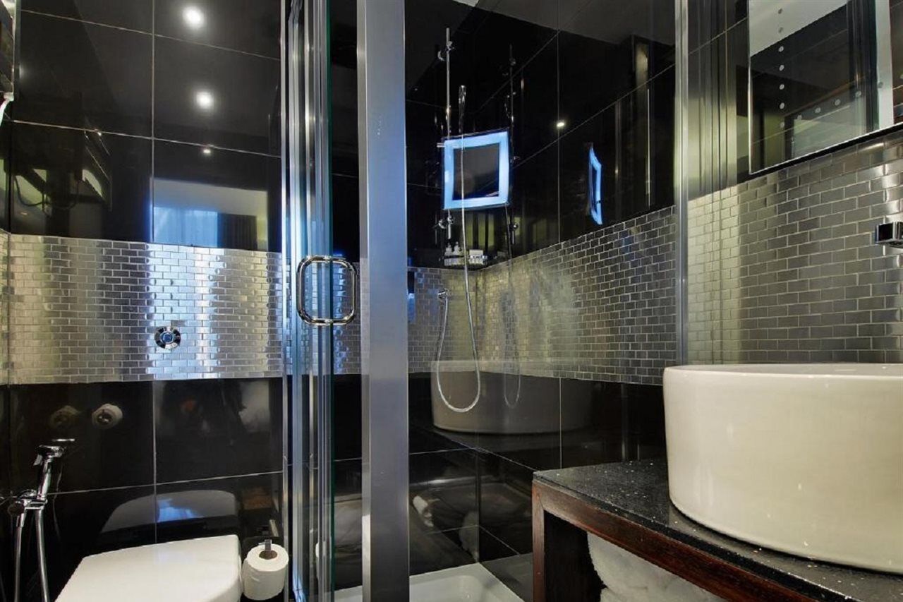 Park Grand Mayfair Londen Buitenkant foto A shower enclosure