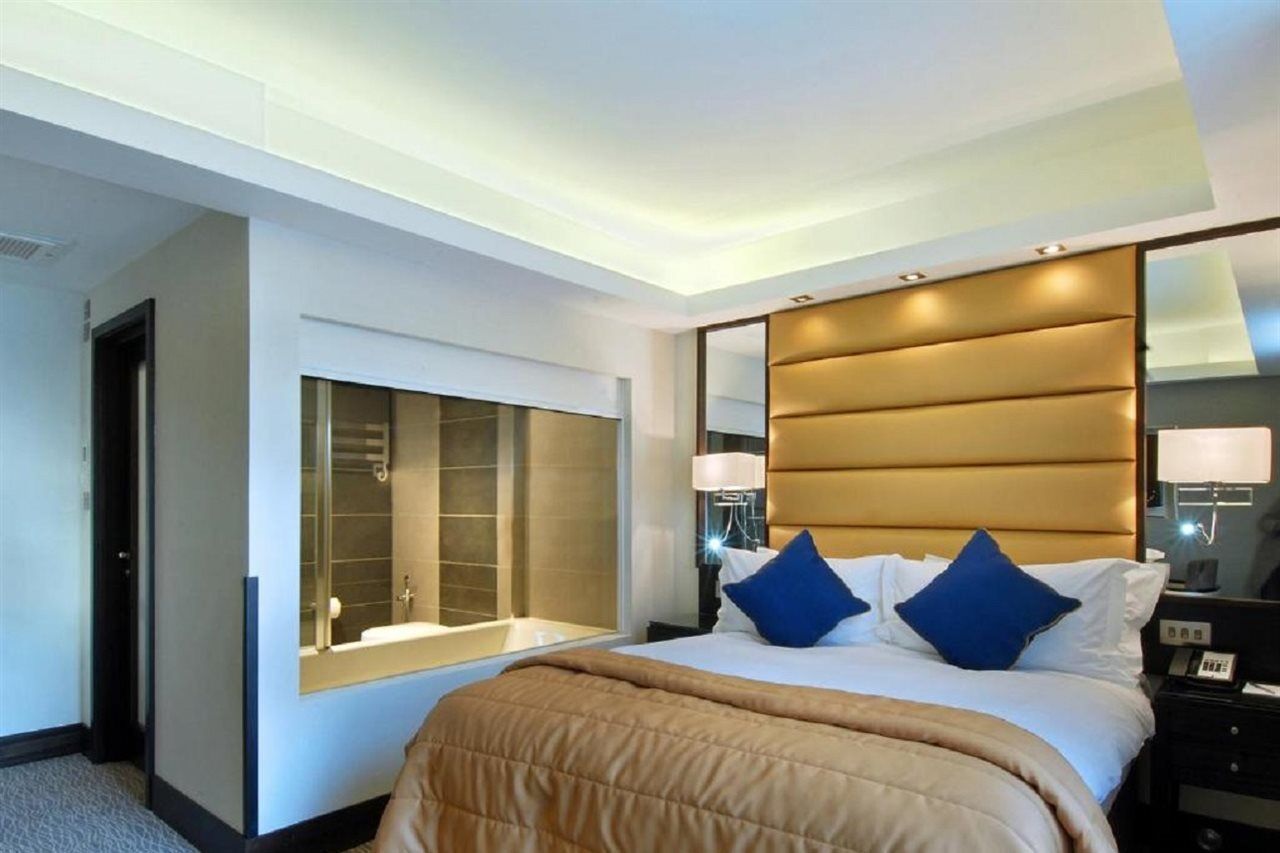 Park Grand Mayfair Londen Buitenkant foto A bedroom at the hotel